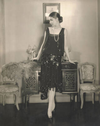 1926년 Vogue에 실린 샤넬 검은 드레스를 입은 마리온 모어하우스