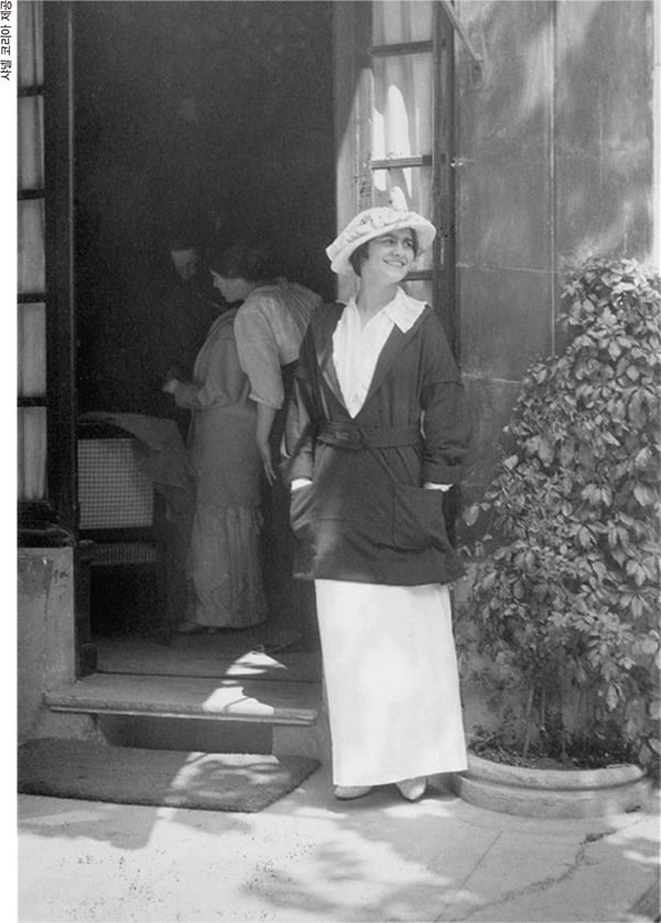 1913년 도빌 부티크 앞의 가브리엘 샤넬